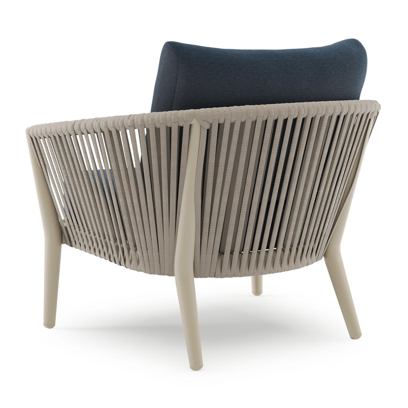 Fauteuil de jardin Orso en aluminium beige en corde luxe plate tissée verticalement beige et coussins en all weather sunbrella® luxe Heritage Indigo