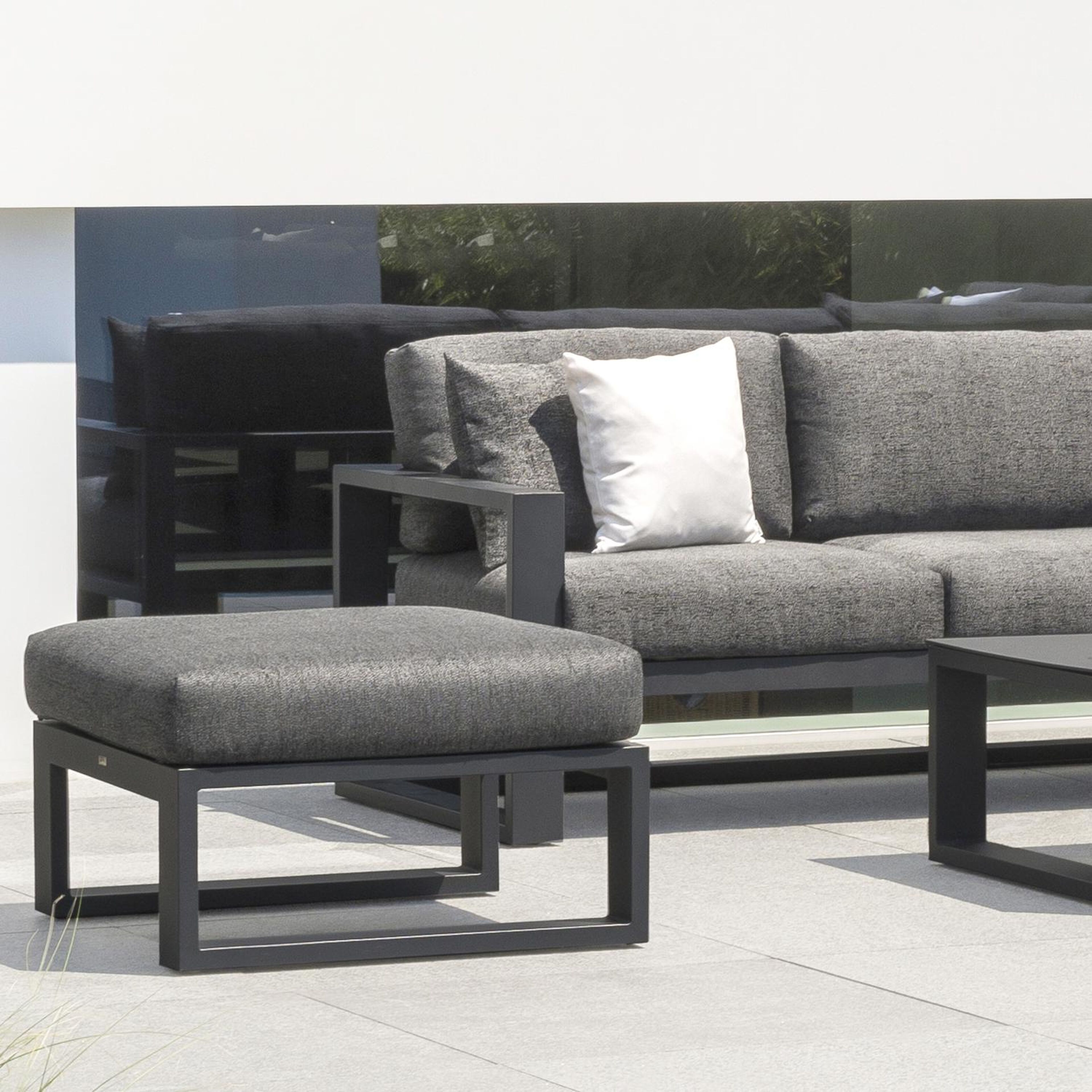 Pouf Verato en aluminium noir et coussins en all weather sunbrella® luxe chartres pewter