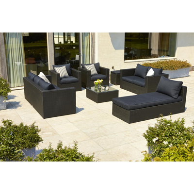 Chaise longue lounge Amari en resine tressee noir avec coussins en polyester 