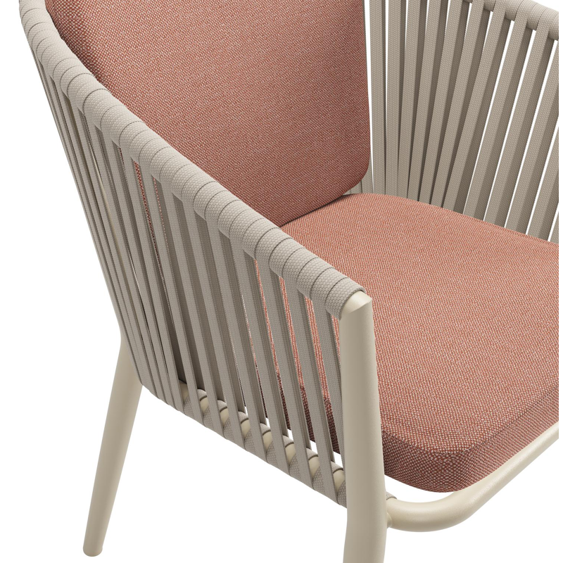 Chaise de jardin Orso en aluminium beige et corde plate tissée verticalement beige avec coussin en All Weather Sunbrella® Luxe Savane Rust