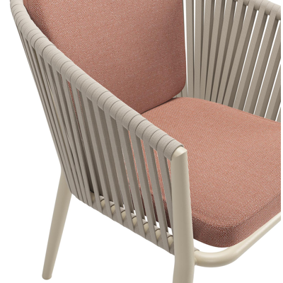 Chaise de jardin Orso en aluminium beige et corde plate tissée verticalement beige avec coussin en All Weather Sunbrella® Luxe Savane Rust