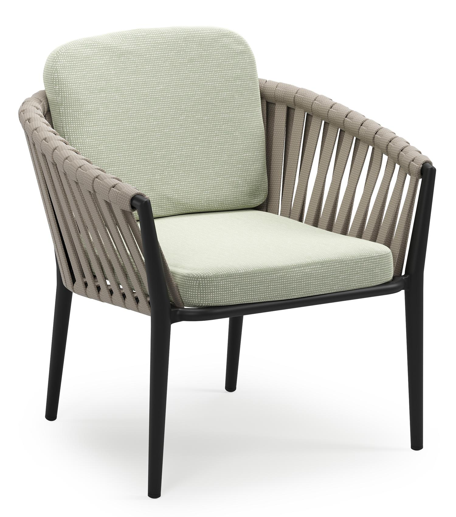 Orso low dining tuinstoel in zwart aluminium en beige verticaal geweven luxe vlakke brede rope met stoelkussen in All Weather Sunbrella® Luxe Slow Spirea