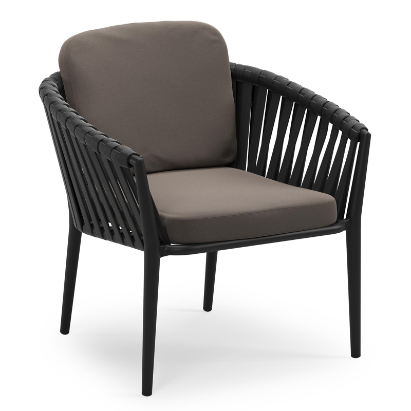 Orso low dining tuinstoel in zwart aluminium en zwart verticaal geweven luxe vlakke brede rope met stoelkussen in All Weather Sunbrella® Luxe Natte Nature Grey