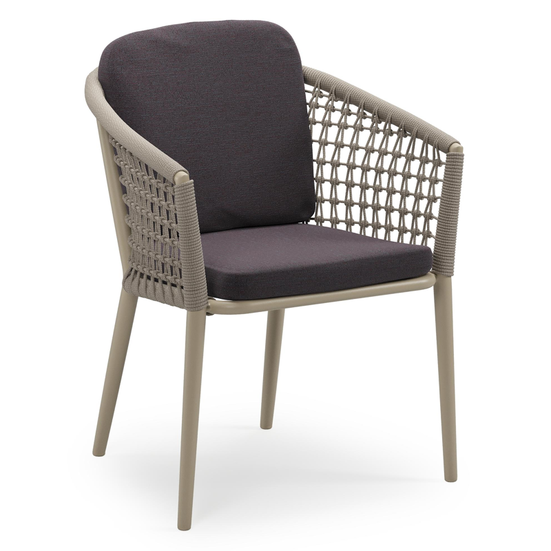 Orso stapelbare tuinstoel in beige aluminium en beige visnet geweven ronde rope met stoelkussen in All Weather Sunbrella® Luxe Tundra Red