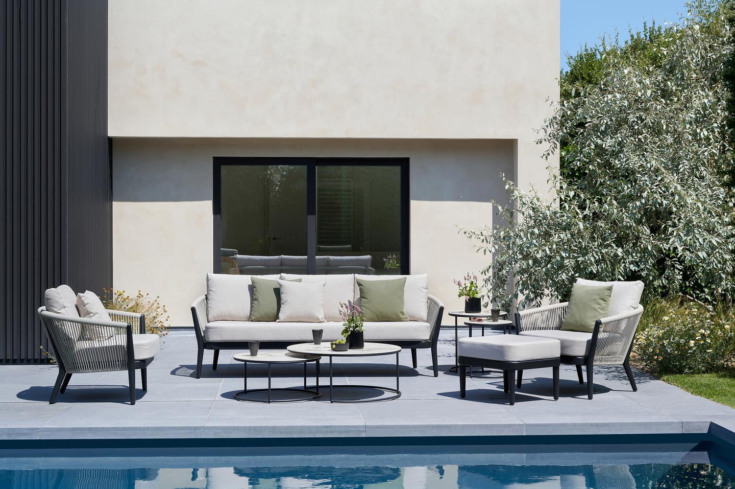 Canapé de jardin Orso en aluminium noir en corde ronde tissée verticalement beige et coussins en all weather sunbrella® luxe Lopi Fossil