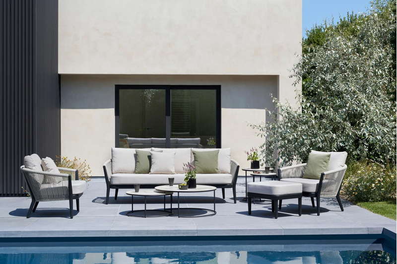 Orso loungebank in zwart aluminium en beige verticaal geweven ronde rope met Savane Zinc all weather sunbrella® luxe kussen