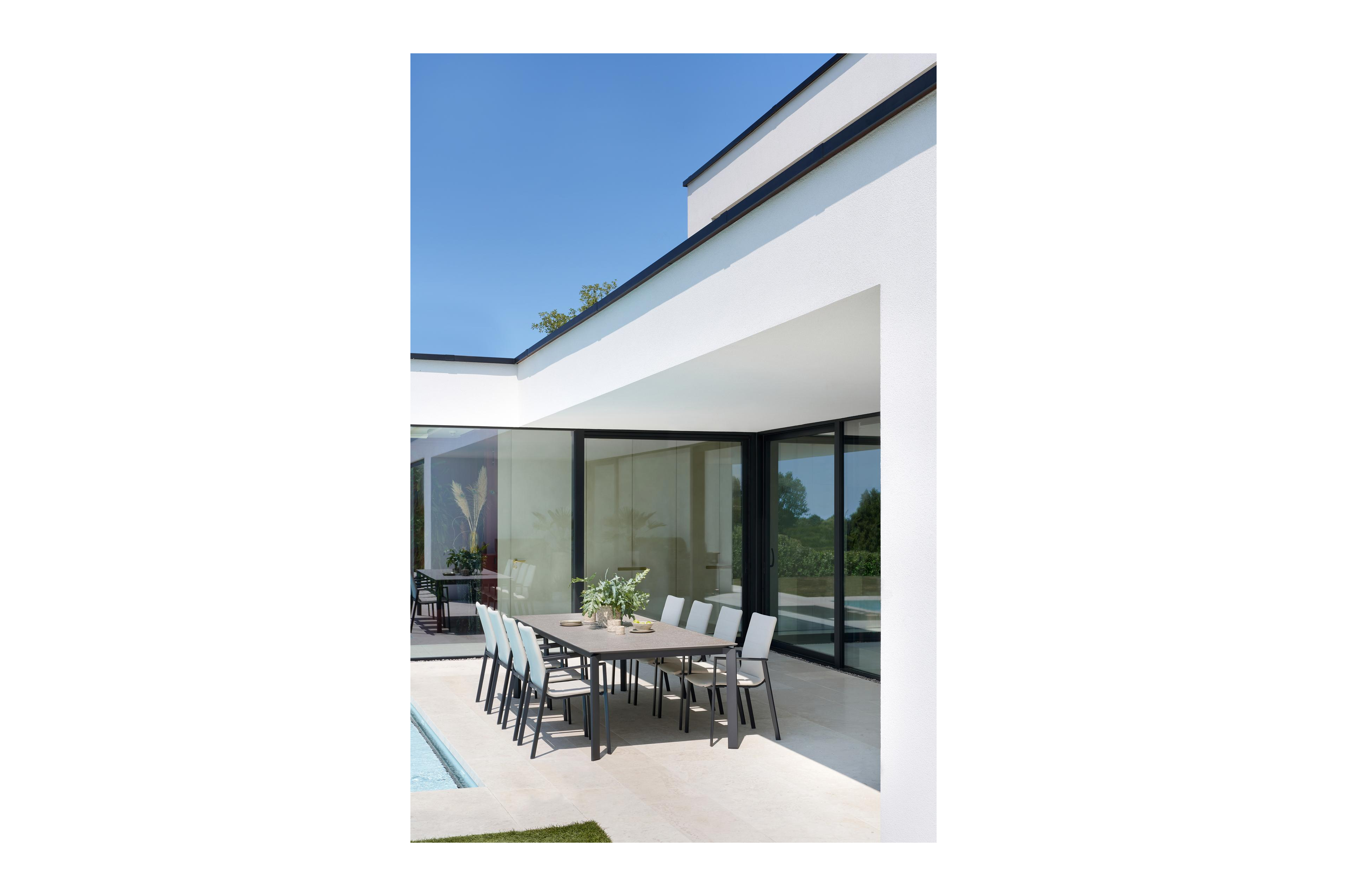 Cirello stapelbare tuinstoel in zwart aluminium en beige luxe textilene