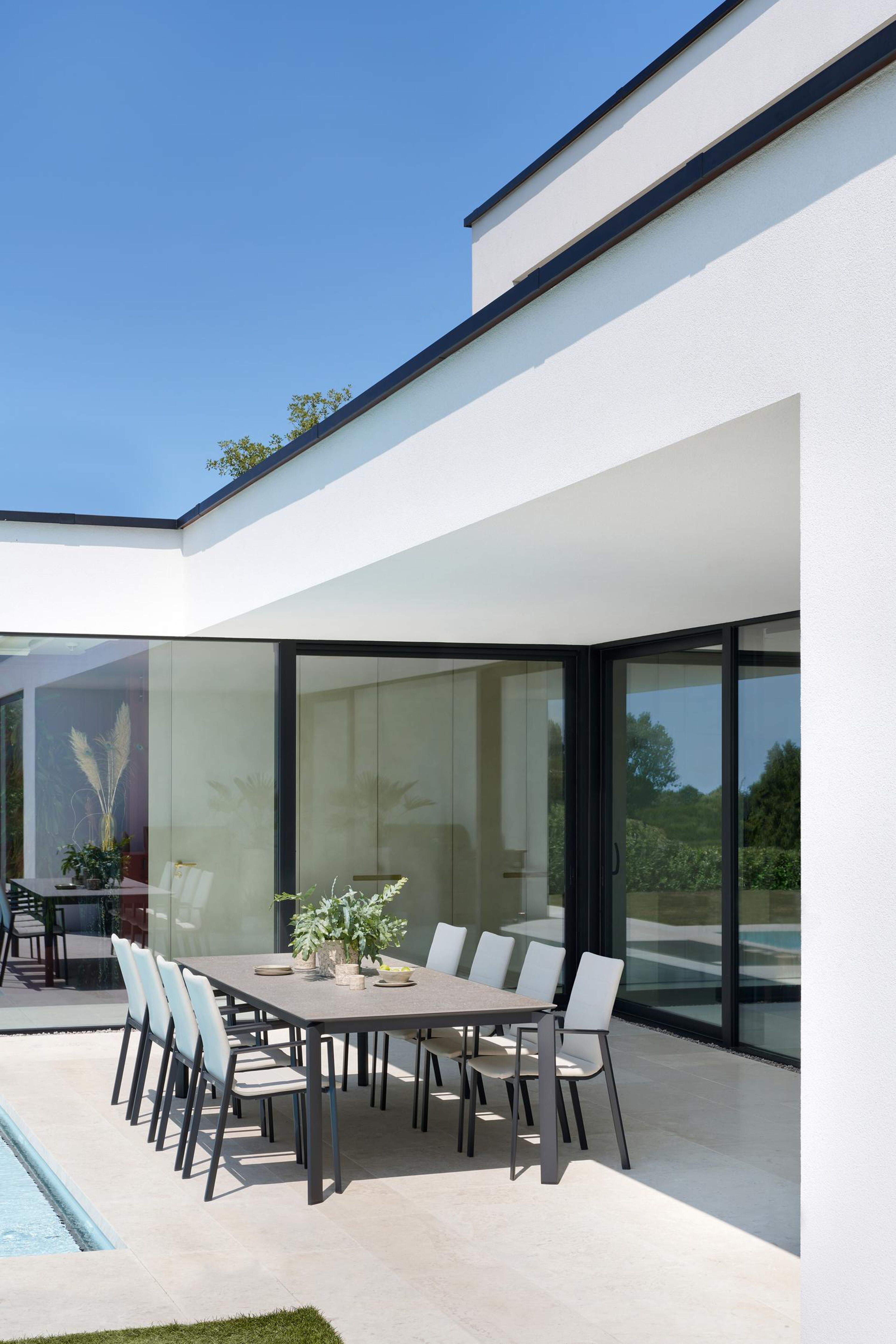 Cirello stapelbare tuinstoel in zwart aluminium en beige luxe textilene