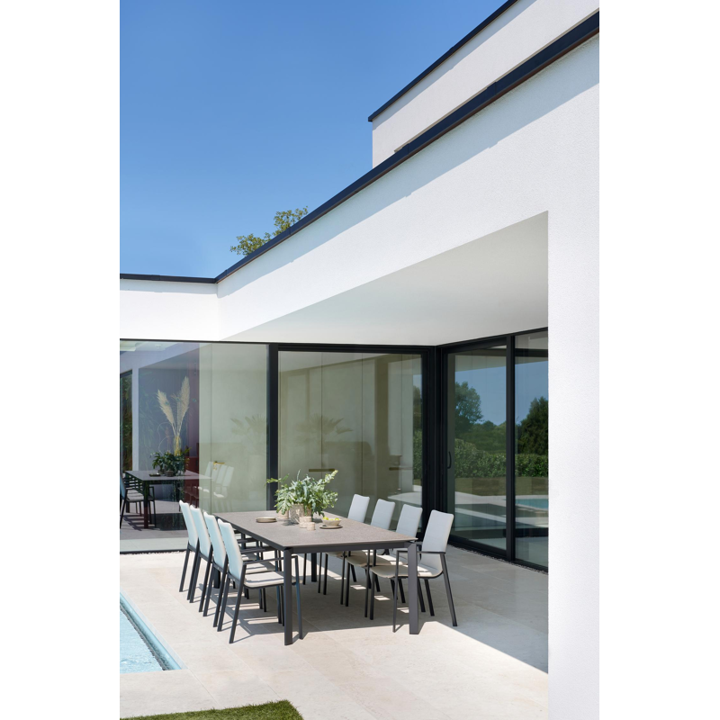 Cirello stapelbare tuinstoel in zwart aluminium en beige luxe textilene