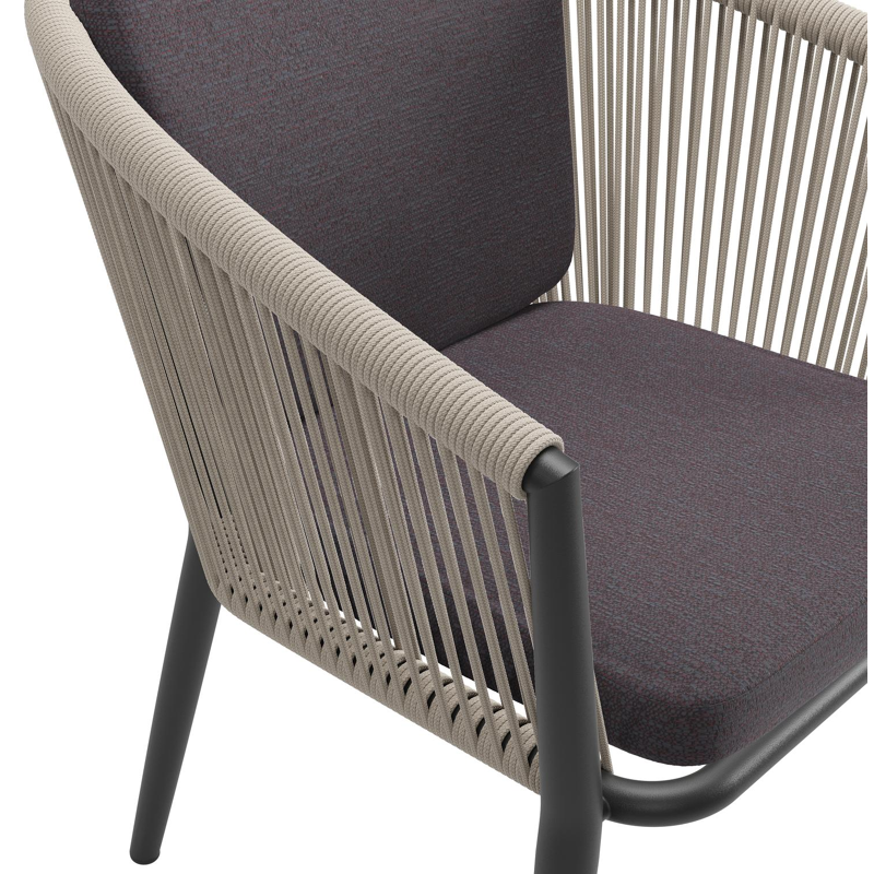 Chaise de jardin Orso en aluminium noir et corde ronde tissée verticalement beige avec coussin en All Weather Sunbrella® Luxe Tundra Red
