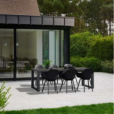 Livo tuinset in zwart aluminium en zwart volkeramiek tafelblad met 6 Puglia tuinstoelen