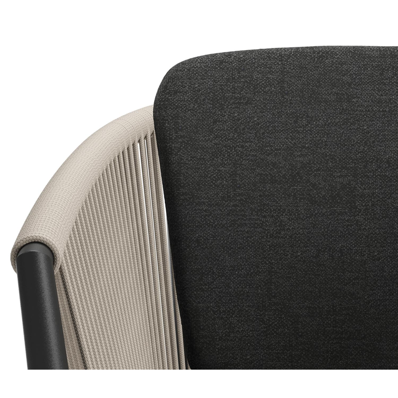 Orso tuinstoel in zwart aluminium en beige verticaal geweven ronde rope met kussen in chartres sooty all weather sunbrella® luxe