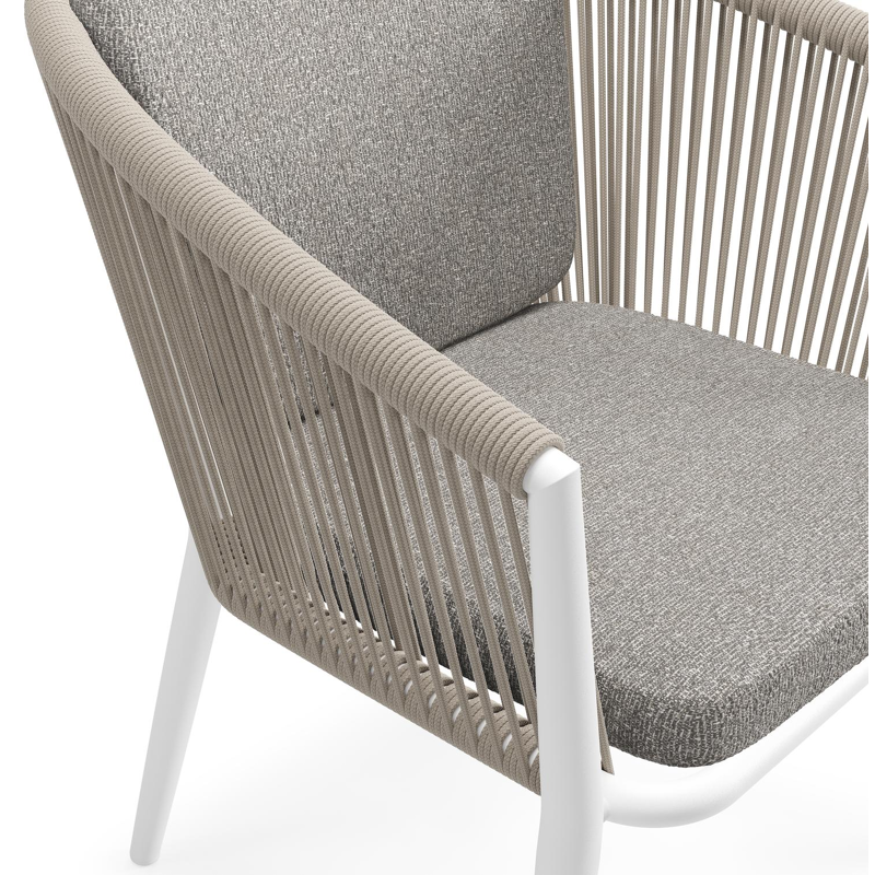 Orso tuinstoel in wit aluminium en beige verticaal geweven ronde rope met zitkussen in All Weather Sunbrella® Luxe Tundra Charcoal