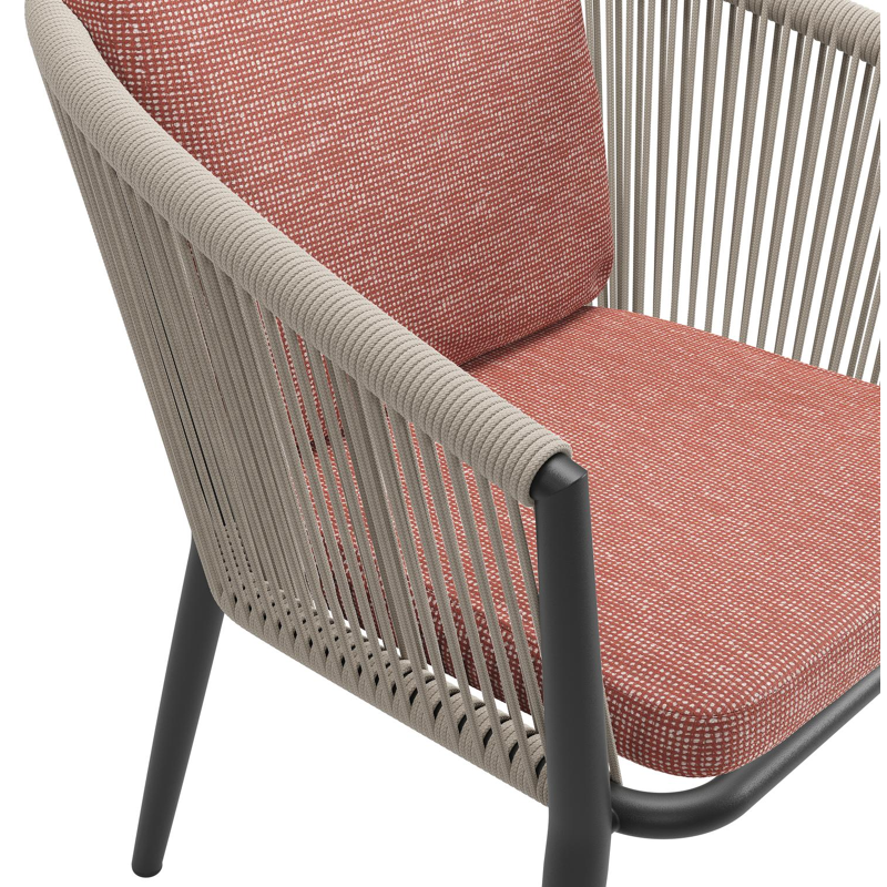Orso tuinstoel in zwart aluminium en beige verticaal geweven ronde rope met luxe zitkussen in All Weather Sunbrella® Luxe Slow Alezan