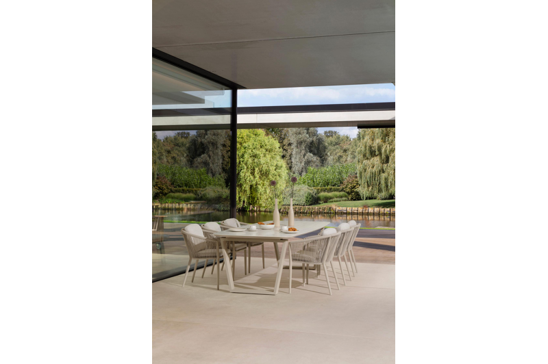 Table de jardin Pagino forme de bateau en aluminium beige et céramique pleine Calista Lg. 255 x Lrg. 115 x Haut. 73 cm