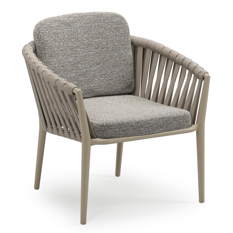 Orso low dining tuinstoel in beige aluminium en beige verticaal geweven luxe vlakke brede rope met stoelkussen in All Weather Sunbrella® Luxe Tundra Pepper