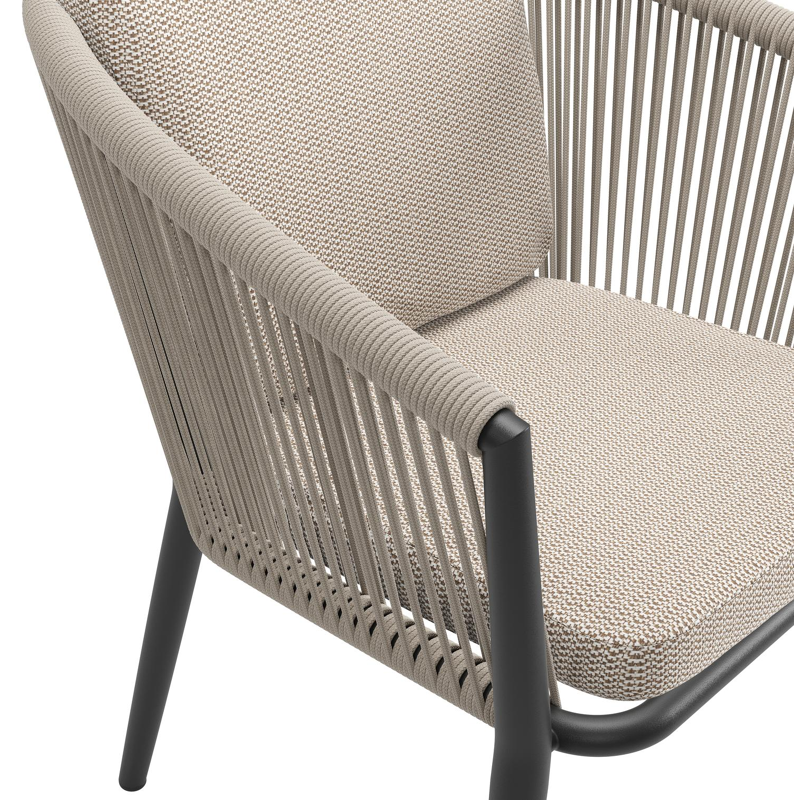 Orso tuinstoel in zwart aluminium en beige verticaal geweven ronde rope met luxe zitkussen in All Weather Sunbrella® Luxe Lopi Fossil