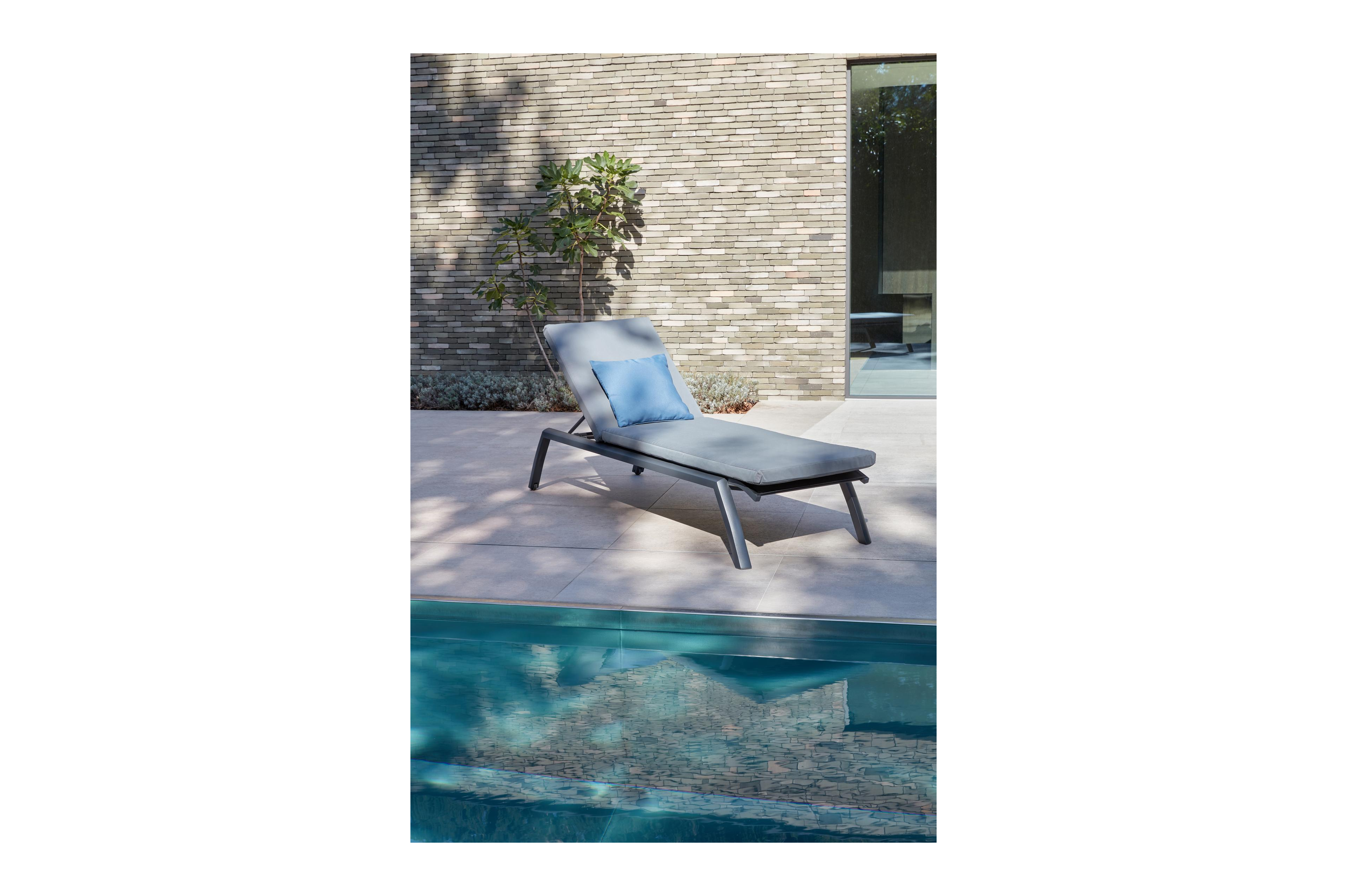 Bari verstelbaar ligbed in zwart aluminium met zwart textileen