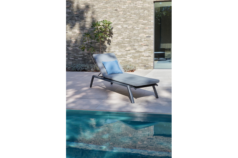 Bari verstelbaar ligbed in zwart aluminium met zwart textilene