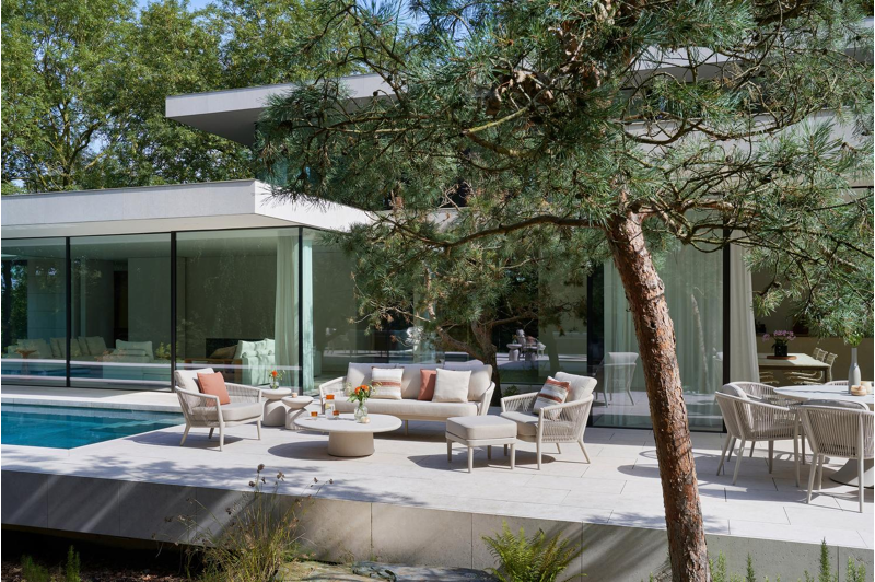 Salon de jardin Orso en aluminium beige en corde ronde tissée verticalement beige et coussins en all weather sunbrella® luxe Chartres Pewter