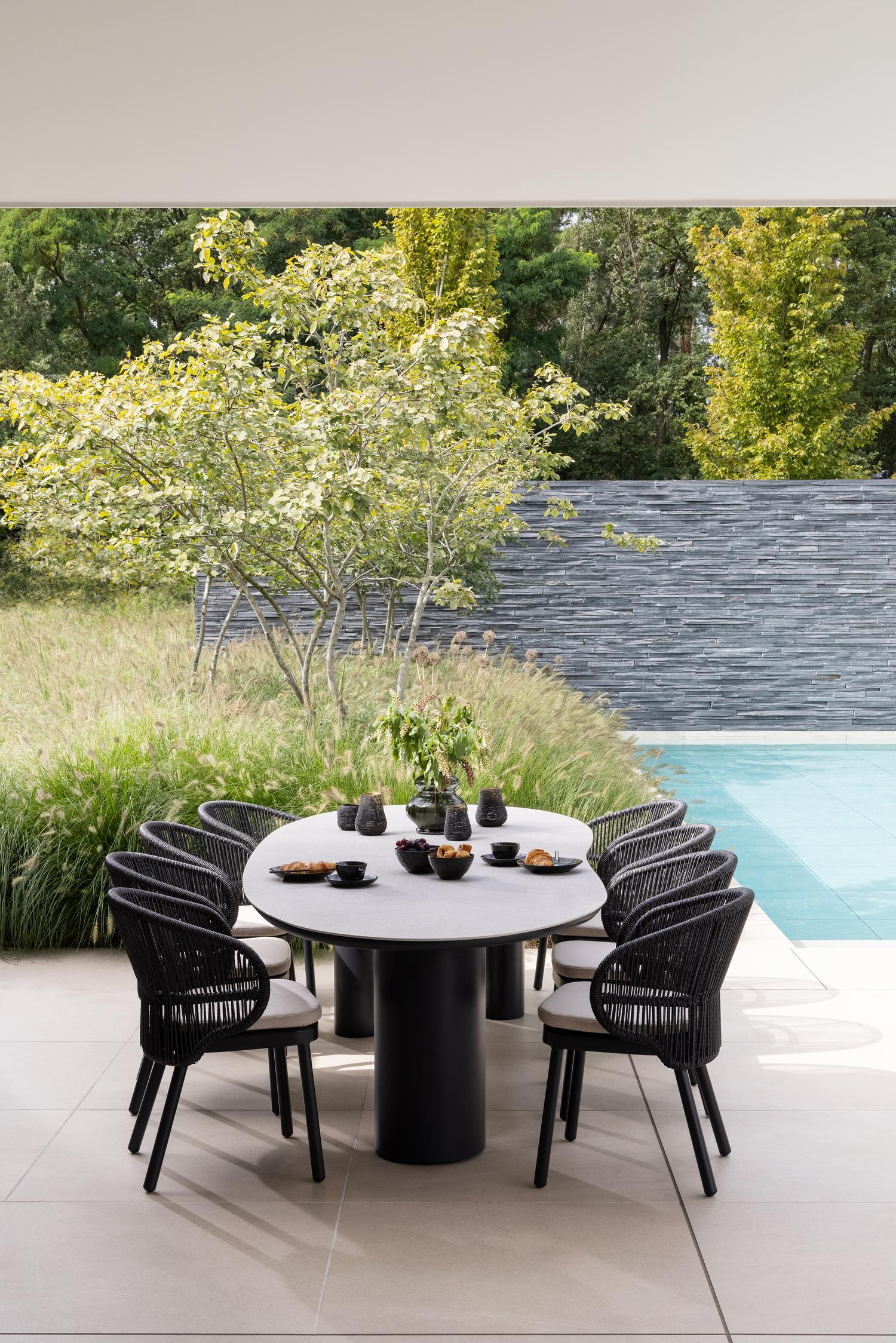 Lugano tuinstoel in zwart aluminium en zwart gedraaide ronde wicker