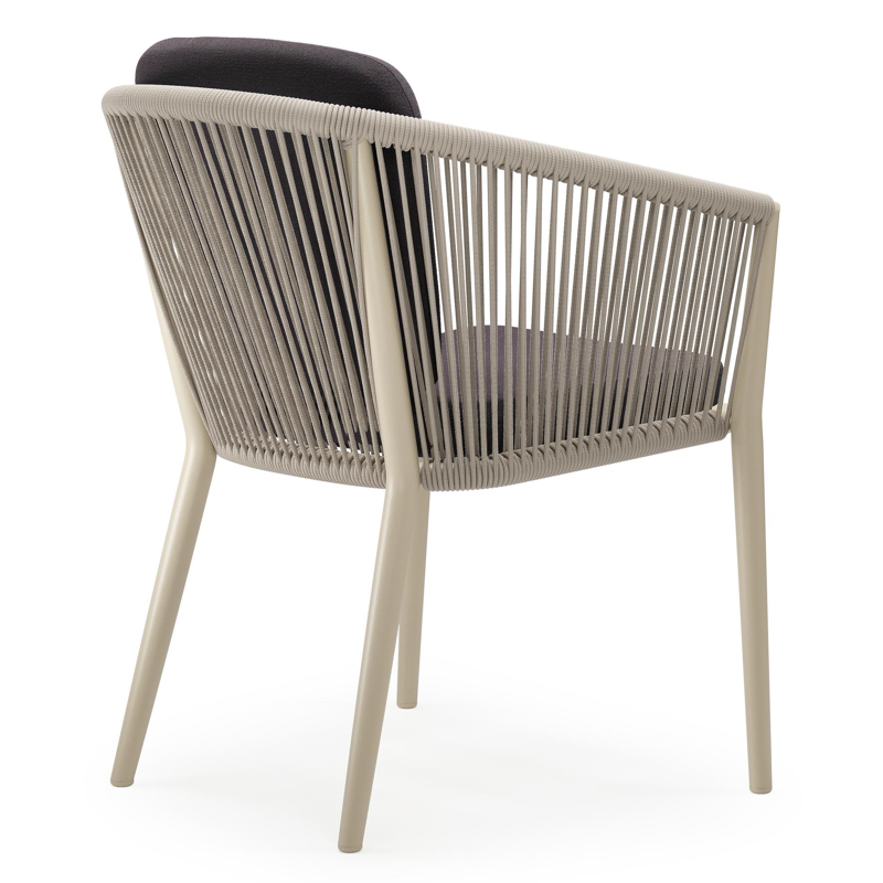 Chaise de jardin Orso en aluminium beige et corde ronde tissée verticalement beige avec coussin en All Weather Sunbrella® Luxe Tundra Red