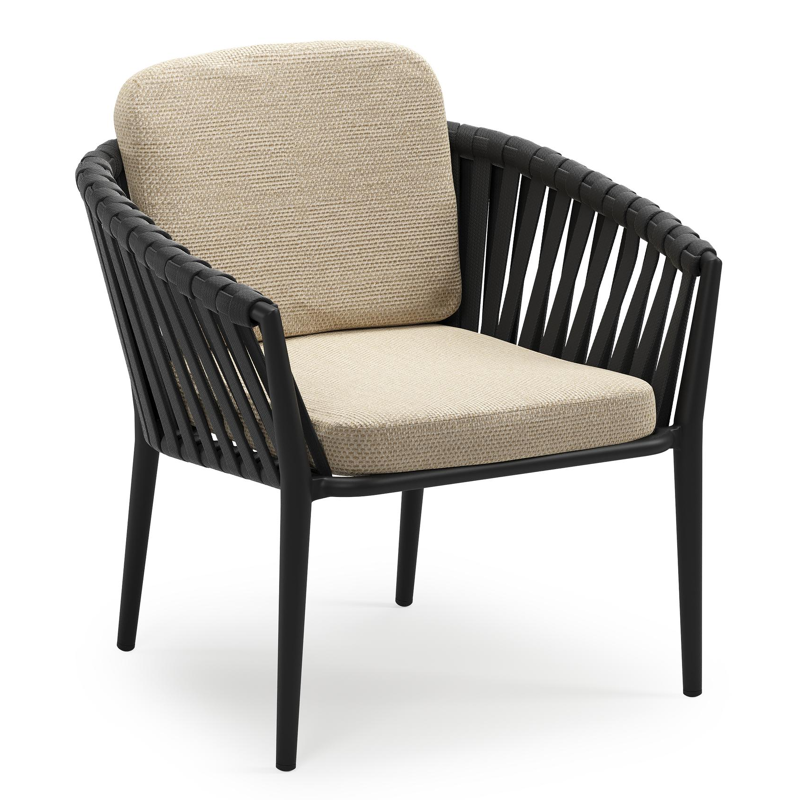 Orso low dining tuinstoel in zwart aluminium en zwart verticaal geweven luxe vlakke brede rope met stoelkussen in All Weather Cosytica Althea Camel