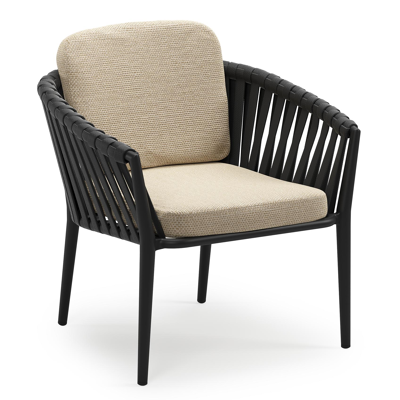 Orso low dining tuinstoel in zwart aluminium en zwart verticaal geweven luxe vlakke brede rope met stoelkussen in All Weather Cosytica Althea Camel