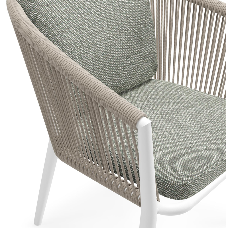 Orso tuinstoel in wit aluminium en beige verticaal geweven ronde rope met luxe zitkussen in All Weather Sunbrella® Luxe Savane Leaf