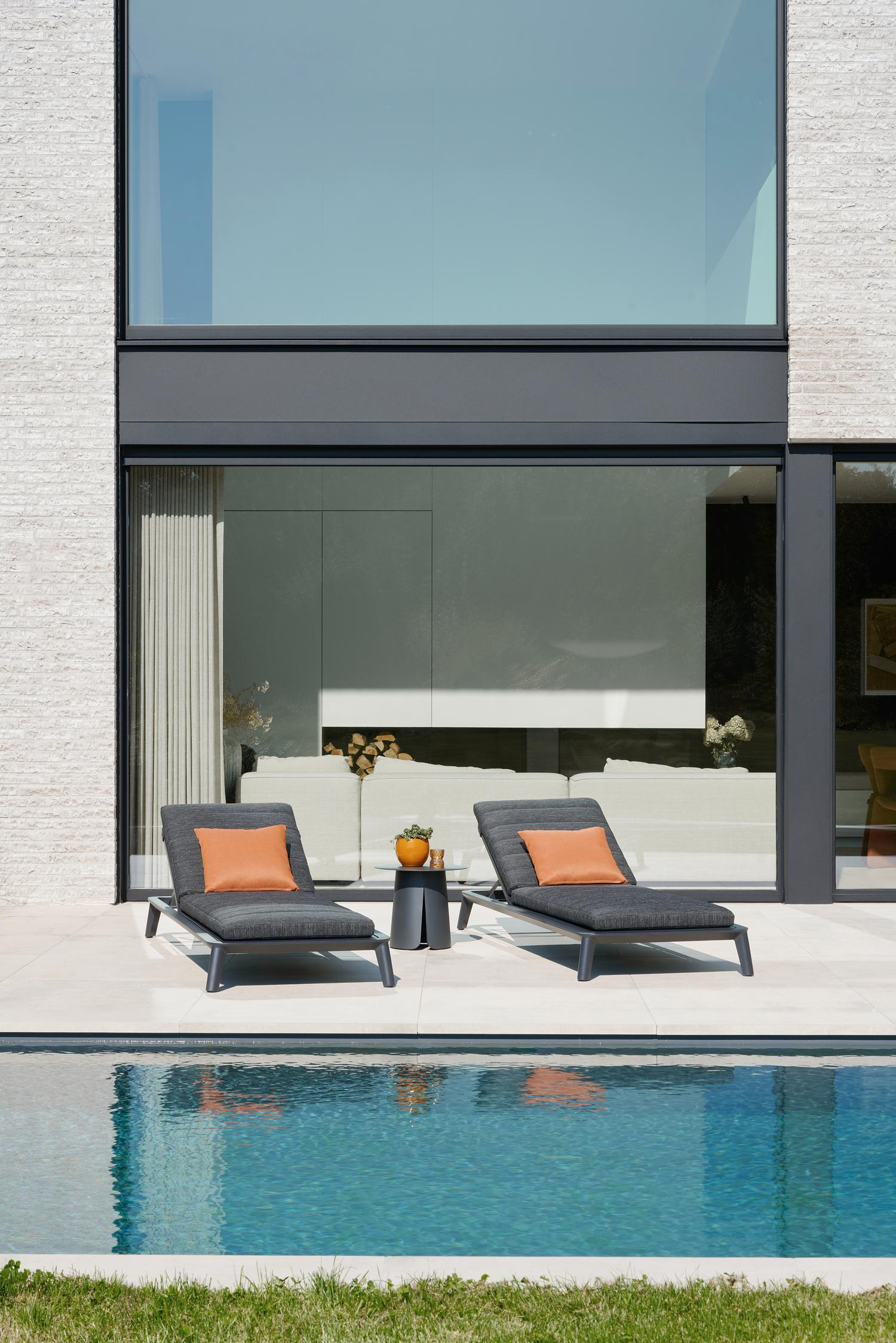 Avila bijzettafel in zwart aluminium - Dia. 45 x H 39 cm