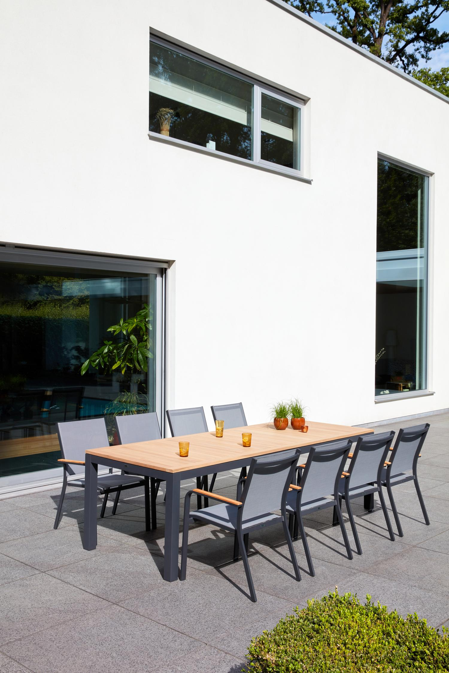 Varese tuinset in zwart aluminium en naturel teak tafelblad met 8 stapelbare Amalfi tuinstoelen