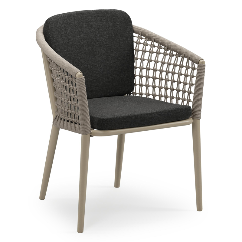 Orso stapelbare tuinstoel in beige aluminium en beige visnet geweven ronde rope met stoelkussen in All Weather Sunbrella® Luxe Chartres Sooty