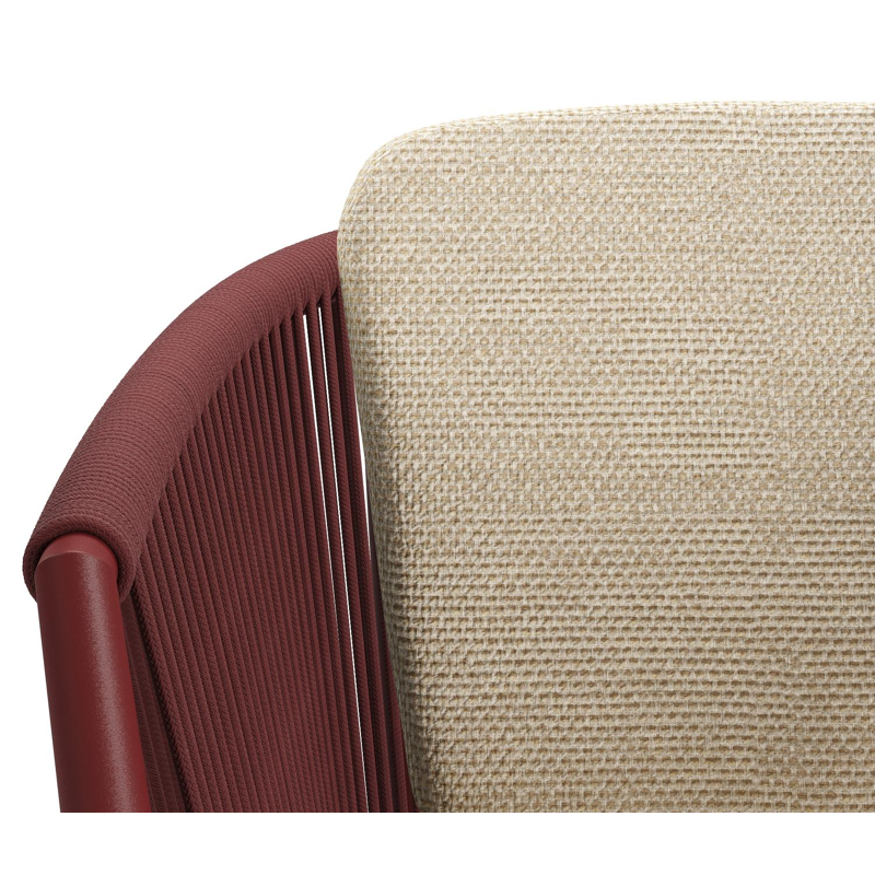 Chaise de jardin Orso en aluminium ruby et corde ronde tissée verticalement ruby avec coussin en All Weather Cosytica Althea Camel