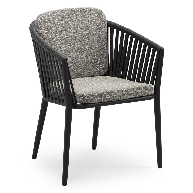 Orso stapelbare tuinstoel in zwart aluminium en zwart verticaal geweven luxe vlakke brede rope met stoelkussen in All Weather Sunbrella® Luxe Tundra Pepper