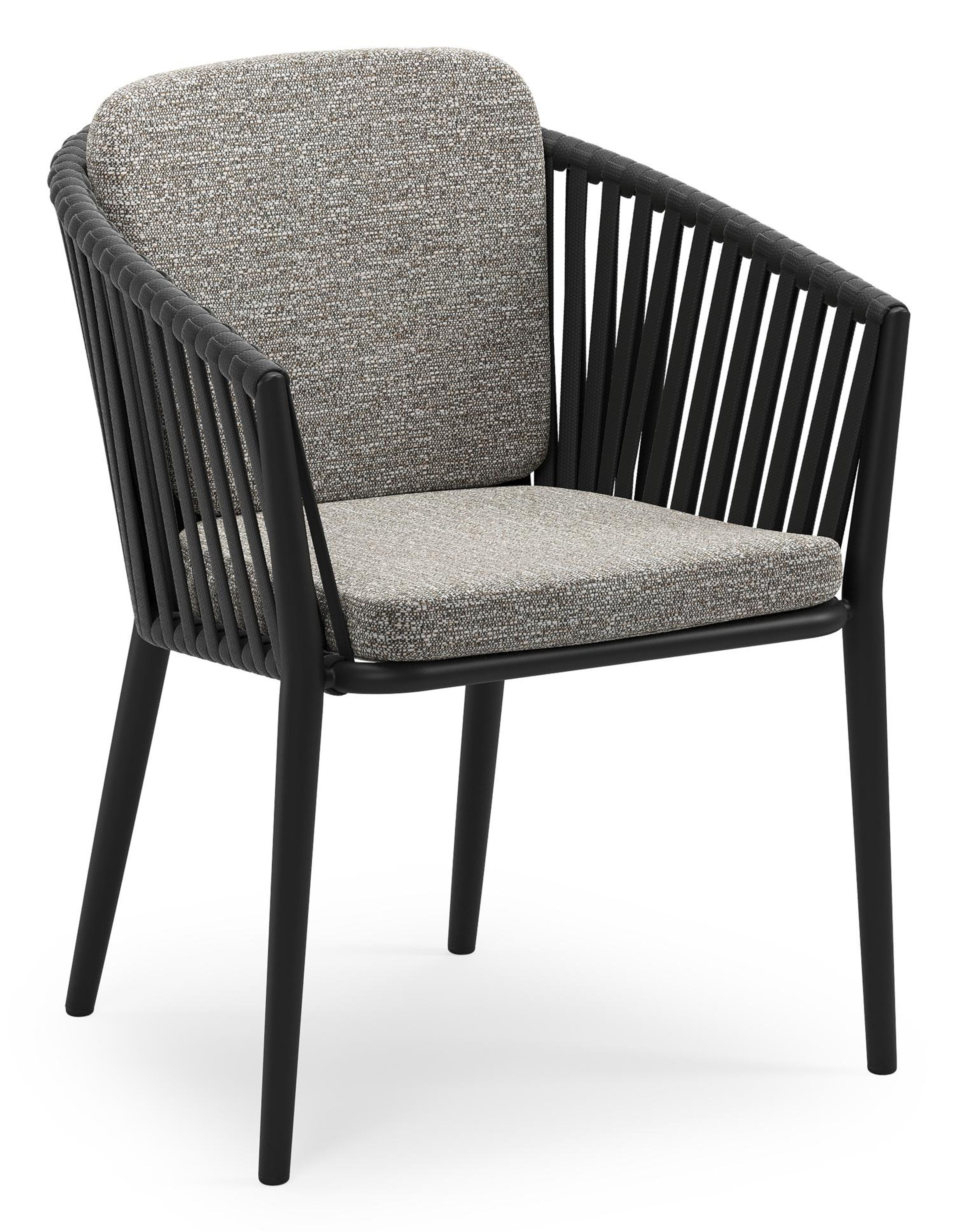 Orso stapelbare tuinstoel in zwart aluminium en zwart verticaal geweven luxe vlakke brede rope met stoelkussen in All Weather Sunbrella® Luxe Tundra Pepper