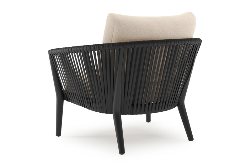 Orso loungestoel in zwart aluminium en zwart verticaal geweven ronde rope met Heritage Papyrus all weather sunbrella® luxe kussen