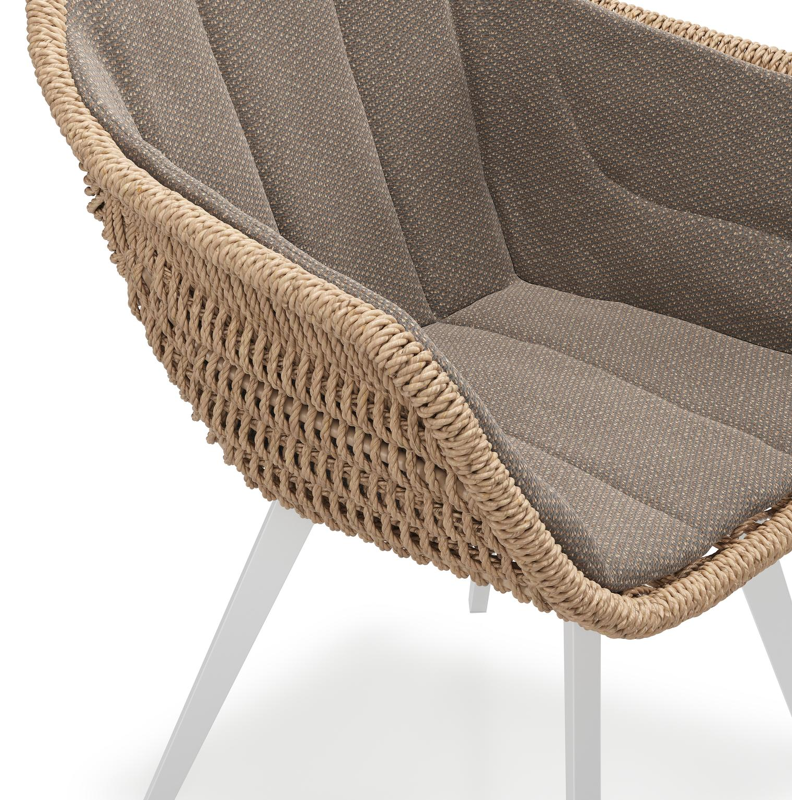 Pagino tuinstoel in wit aluminium en naturel ronde wicker met zitkussen in All Weather Sunbrella® Luxe Lopi Coconut