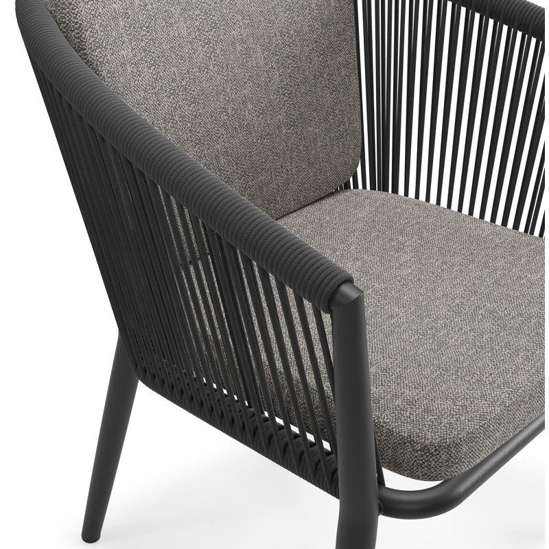 Orso tuinstoel in zwart aluminium en zwart verticaal geweven ronde rope met zitkussen in All Weather Sunbrella® Luxe Chartres Drizzle