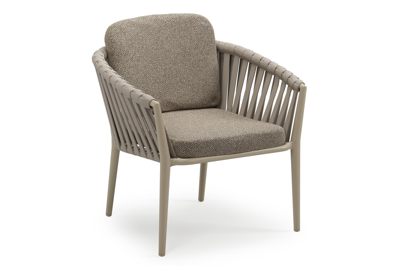 Chaise de jardin low dining Orso en aluminium beige et corde large plate de luxe tissée verticalement beige avec coussin en All Weather Cosytica Madagascar Burch