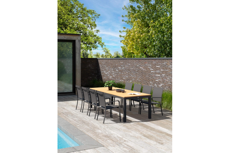 Varese tuinset in zwart aluminium en naturel teak tafelblad met 8 stapelbare Calobra tuinstoelen