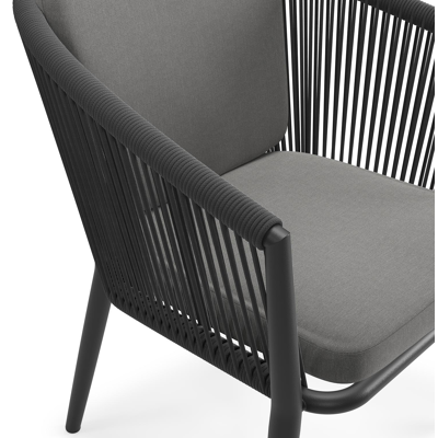 Chaise de jardin Orso in aluminium noir et corde tissée verticalement noir avec coussin en natte charcoal chine all weather sunbrella® luxe