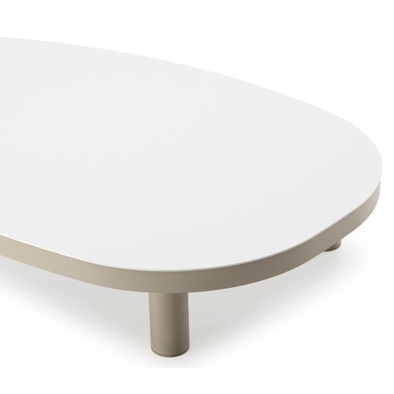 Table de basse Donato organique en aluminium beige et céramique pleine Arctic White - Lg. 151 x Lrg. 90 x Haut. 24.5 cm