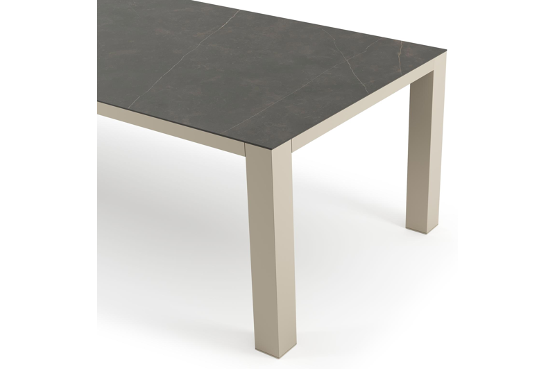 Nano tuintafel rechthoekig in beige aluminium en volkeramiek Calatorao - L 280 x B 110 x H 75 cm