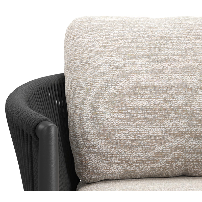 Organo tuinstoel in beige aluminium en beige verticaal geweven ronde rope met stoelkussen in All Weather Sunbrella® Luxe Tundra Sand