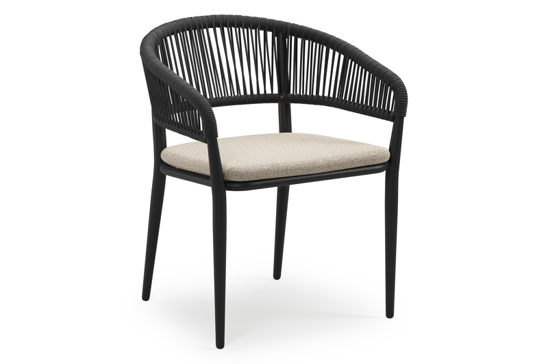 Tolfa stapelbare tuinstoel in zwart aluminium en zwart verticaal geweven ronde rope met stoelkussen in All Weather Cosytica Marbella Beige