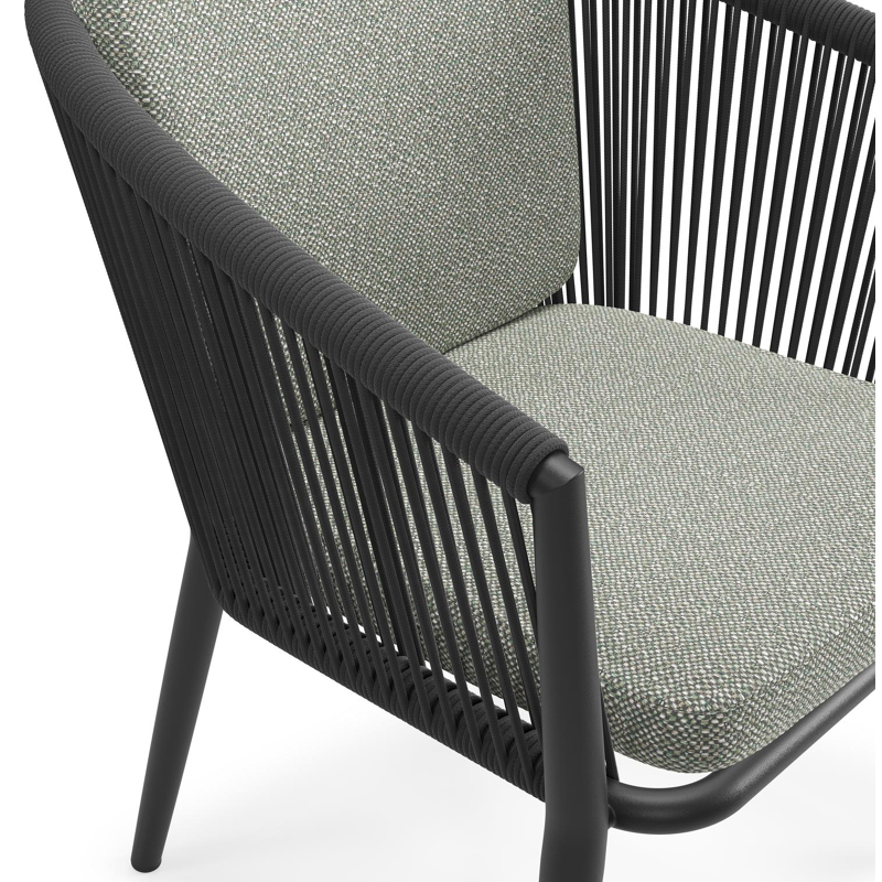 Orso tuinstoel in zwart aluminium en zwart verticaal geweven ronde rope met zitkussen in All Weather Sunbrella® Luxe Savane Leaf