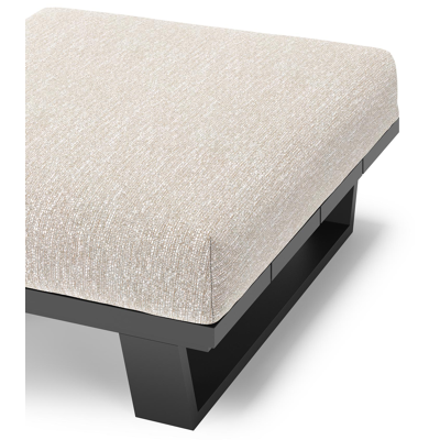 Pagino poef in zwart aluminium met tundra sand all weather sunbrella® luxe kussen
