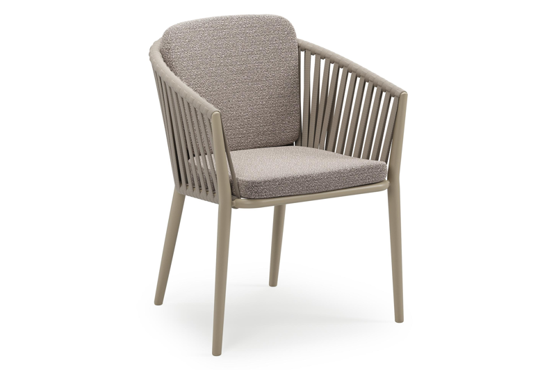 Orso stapelbare tuinstoel in beige aluminium en beige verticaal geweven luxe vlakke brede rope met stoelkussen in All Weather Sunbrella® Luxe Wander Granite