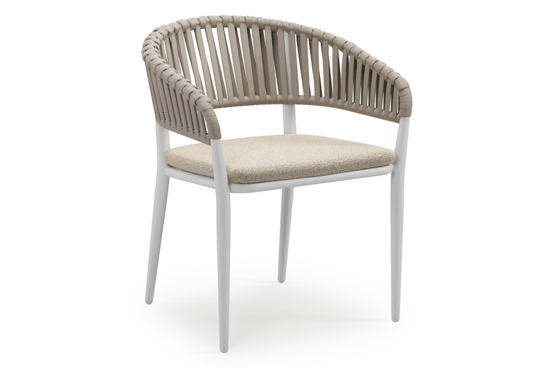 Tolfa stapelbare tuinstoel in wit aluminium en beige verticaal geweven luxe vlakke brede rope met stoelkussen in All Weather Cosytica Marbella Beige