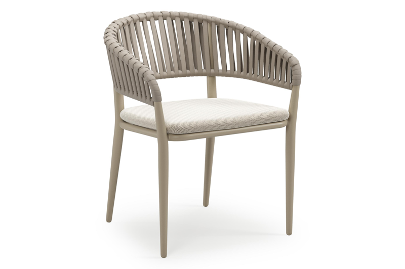 Tolfa stapelbare tuinstoel in beige aluminium en beige verticaal geweven luxe vlakke brede rope met stoelkussen in All Weather Sunbrella® Luxe Lopi Marble